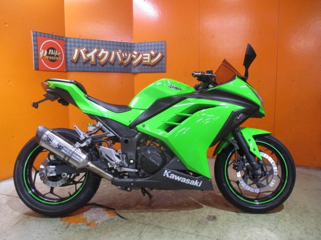 横から見てもこの通り状態グッド！高価なヨシムラマフラーに！さらにフェンダーレスにＬＥＤテール装備！